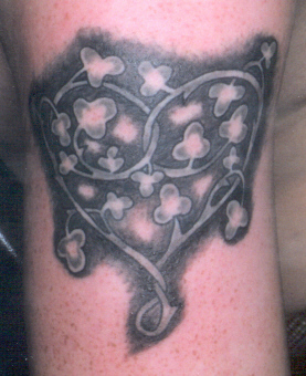gothicheartshamrocks.jpg (77797 bytes)